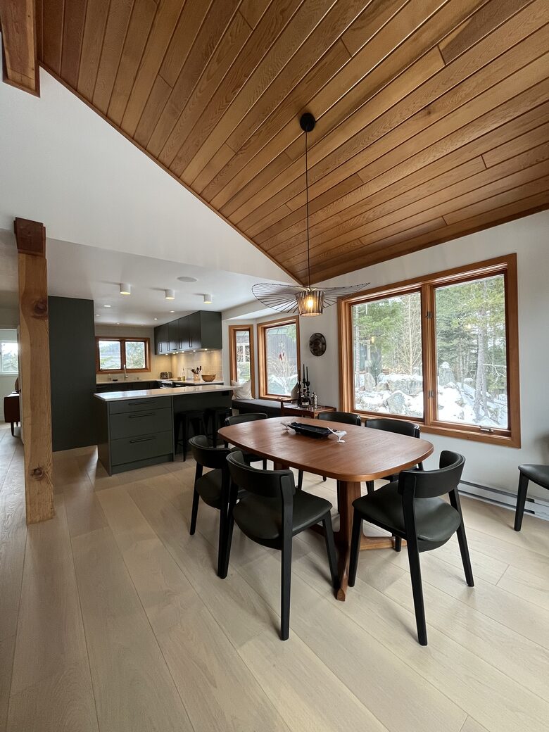 Dining room with seating for 8 (2 leaves under king bed).