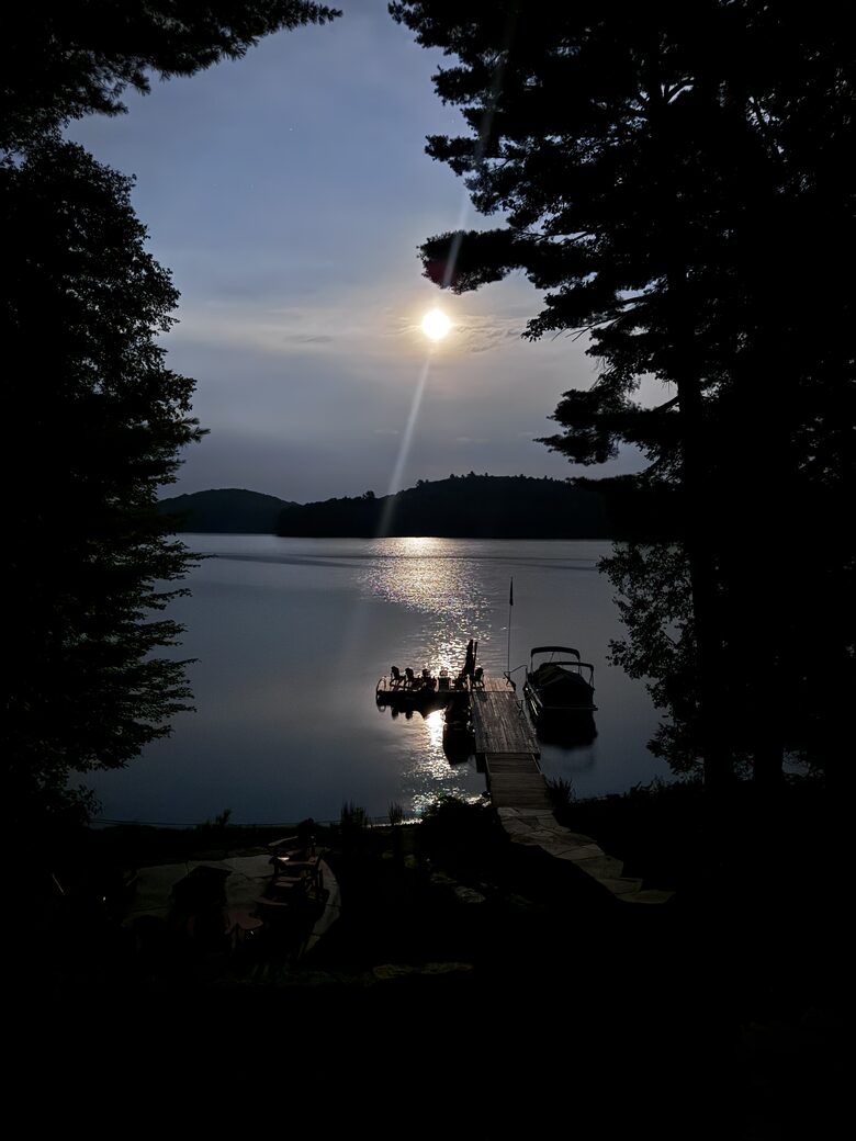 Stunning Muskoka Waterfront Retreat with Year-Round Adventure - Huntsville, Canada