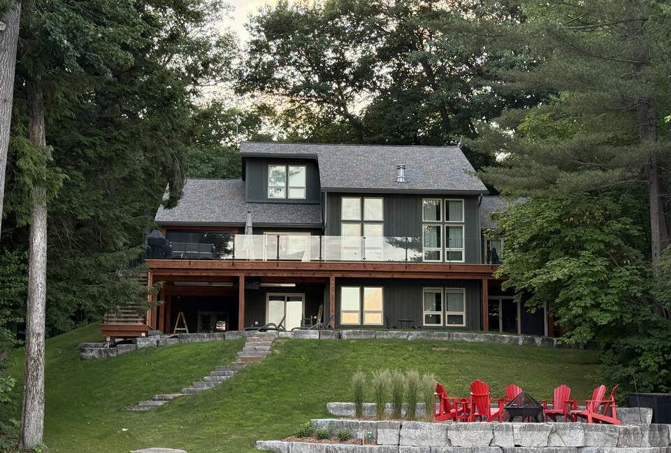 Stunning Muskoka Waterfront Retreat with Year-Round Adventure - Huntsville, Canada