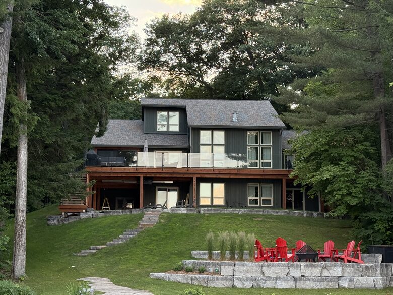 Stunning Muskoka Waterfront Retreat with Year-Round Adventure - Huntsville, Canada