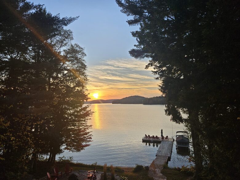 Stunning Muskoka Waterfront Retreat with Year-Round Adventure - Huntsville, Canada