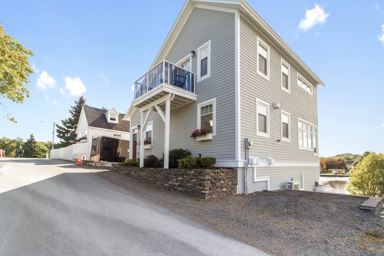 Stunning Newfoundland Seaside Retreat - Brigus, Canada