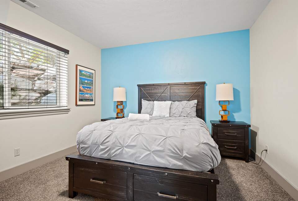 Downstairs bedroom - Queen