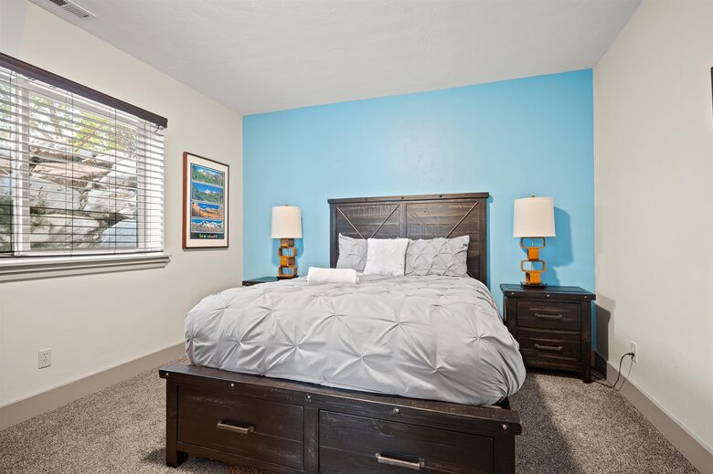 Downstairs bedroom - Queen