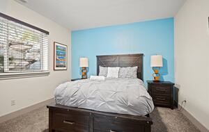 Downstairs bedroom - Queen