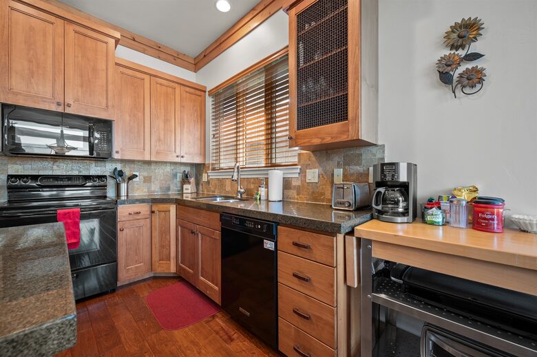 Kitchen with oven and dishwasher