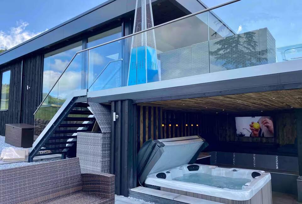 A Contemporary Glasshouse on Rudyard Lake - Rushton Spencer, United Kingdom