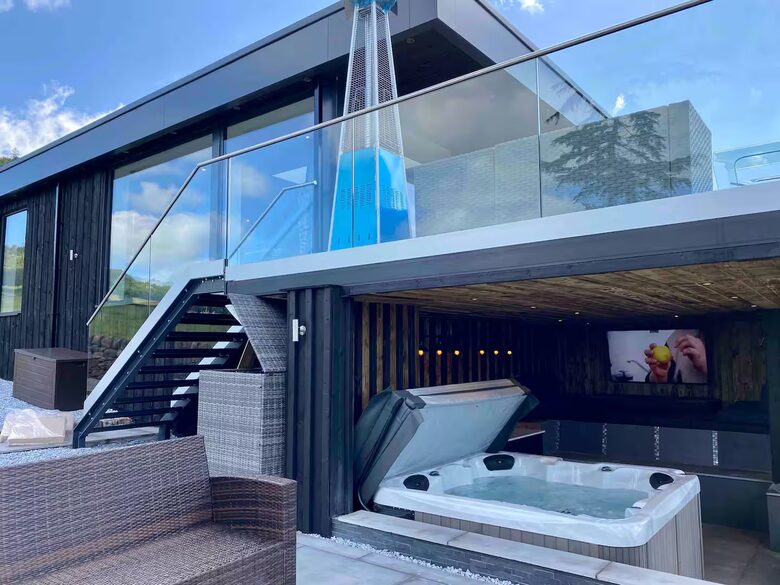 A Contemporary Glasshouse on Rudyard Lake - Rushton Spencer, United Kingdom