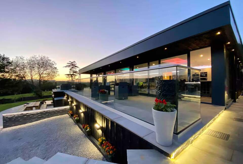 A Contemporary Glasshouse on Rudyard Lake - Rushton Spencer, United Kingdom