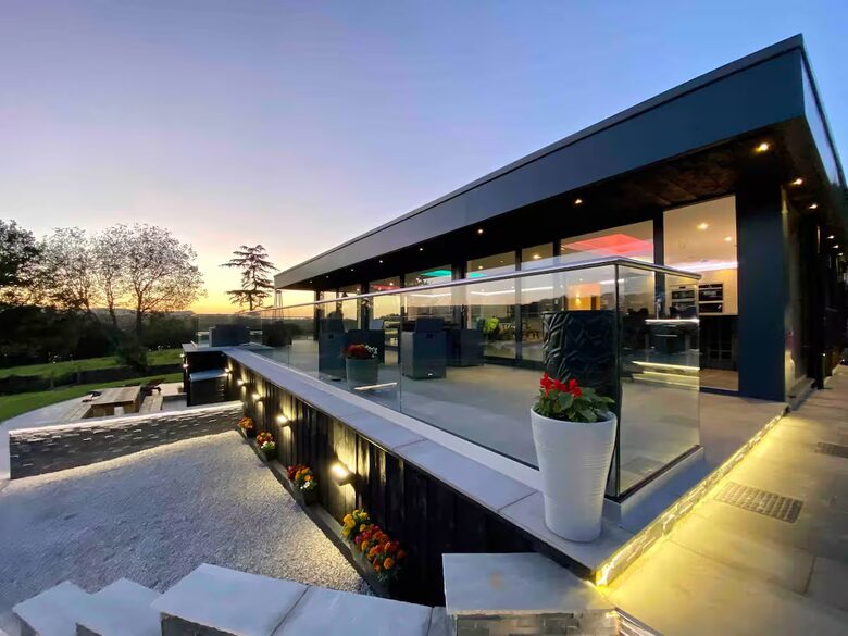 A Contemporary Glasshouse on Rudyard Lake - Rushton Spencer, United Kingdom