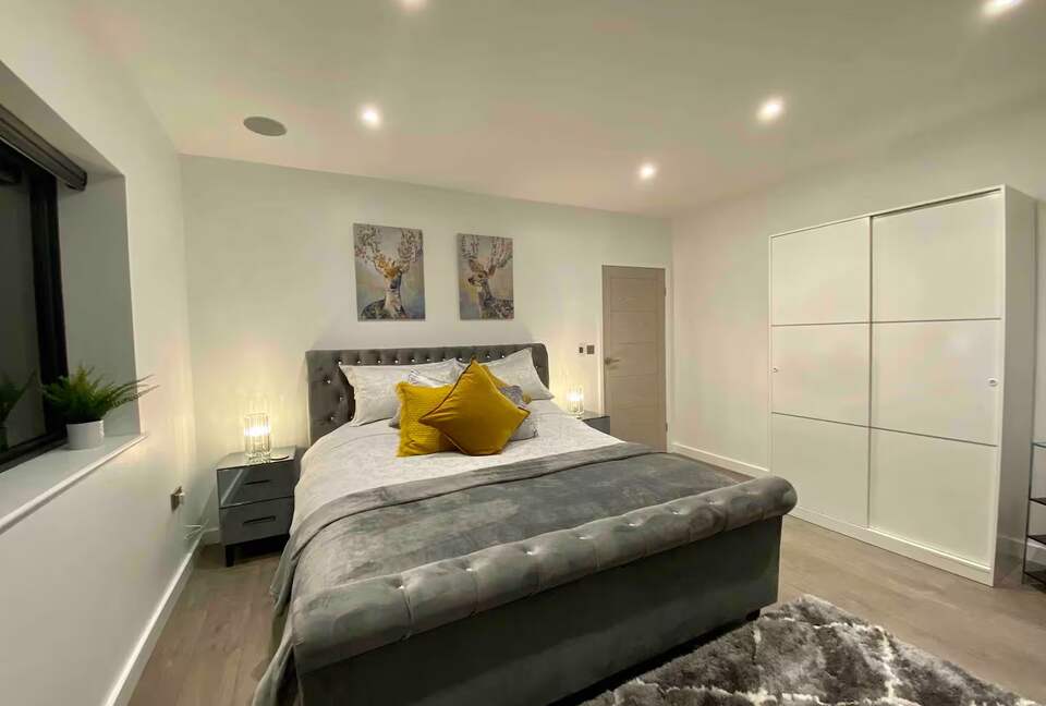 A Contemporary Glasshouse on Rudyard Lake - Rushton Spencer, United Kingdom