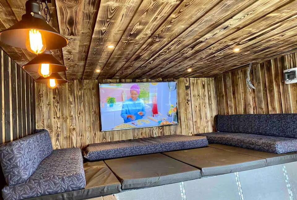 A Contemporary Glasshouse on Rudyard Lake - Rushton Spencer, United Kingdom