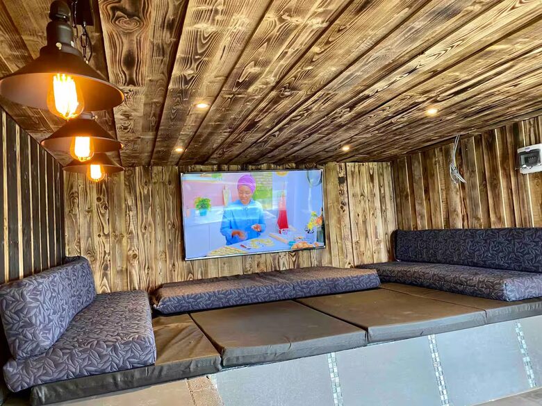 A Contemporary Glasshouse on Rudyard Lake - Rushton Spencer, United Kingdom