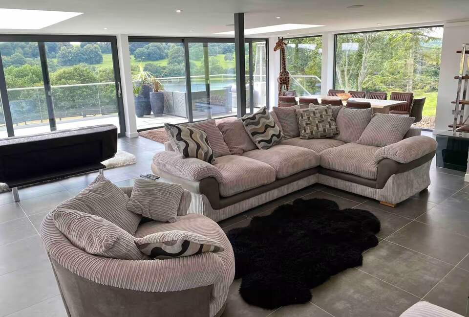 A Contemporary Glasshouse on Rudyard Lake - Rushton Spencer, United Kingdom