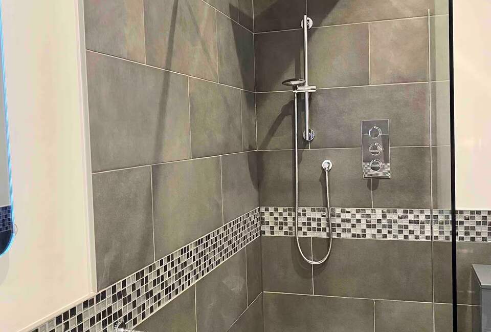 A Contemporary Glasshouse on Rudyard Lake - Rushton Spencer, United Kingdom