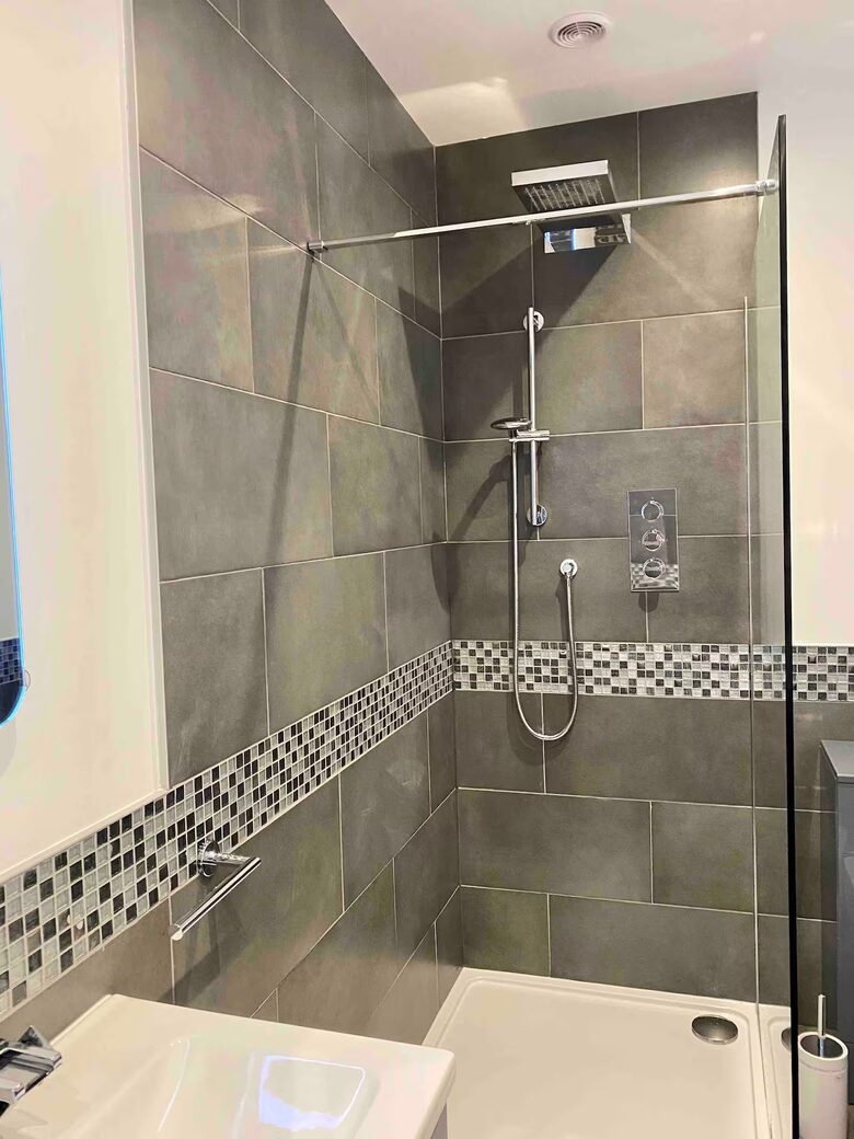 A Contemporary Glasshouse on Rudyard Lake - Rushton Spencer, United Kingdom