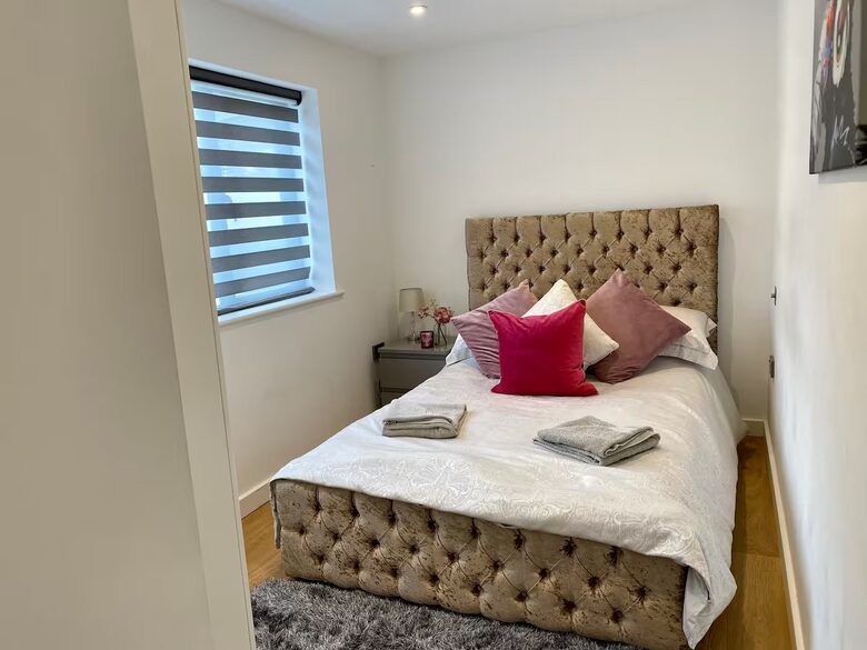 A Contemporary Glasshouse on Rudyard Lake - Rushton Spencer, United Kingdom