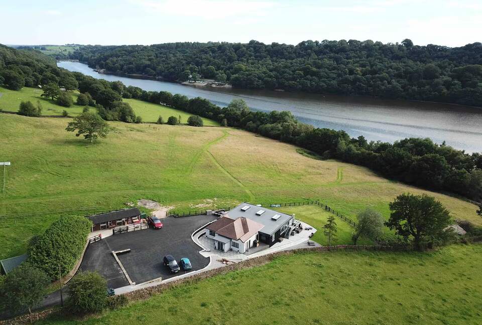 A Contemporary Glasshouse on Rudyard Lake - Rushton Spencer, United Kingdom