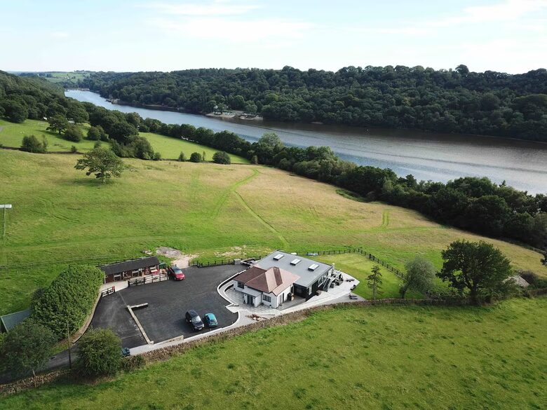 A Contemporary Glasshouse on Rudyard Lake - Rushton Spencer, United Kingdom