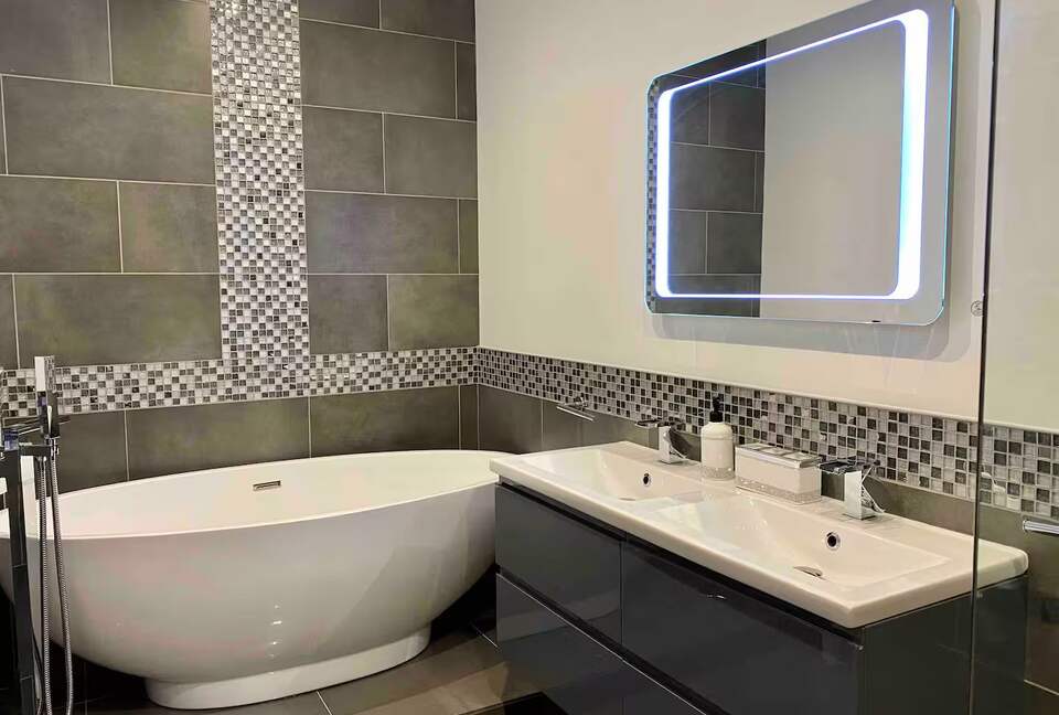 A Contemporary Glasshouse on Rudyard Lake - Rushton Spencer, United Kingdom