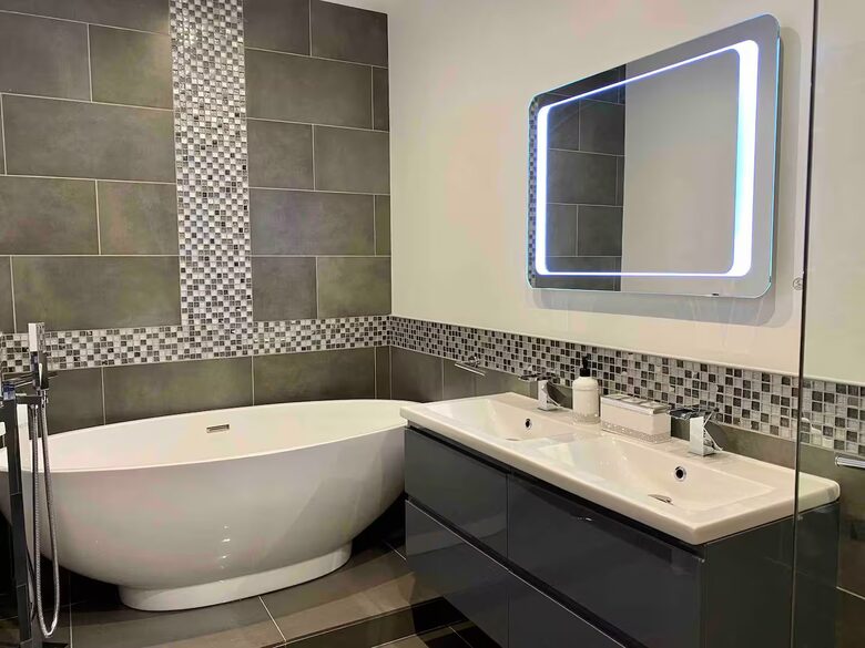 A Contemporary Glasshouse on Rudyard Lake - Rushton Spencer, United Kingdom