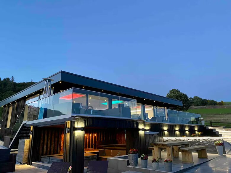 A Contemporary Glasshouse on Rudyard Lake - Rushton Spencer, United Kingdom