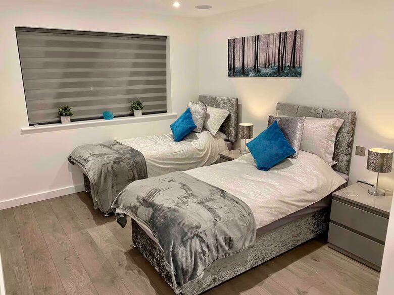 A Contemporary Glasshouse on Rudyard Lake - Rushton Spencer, United Kingdom