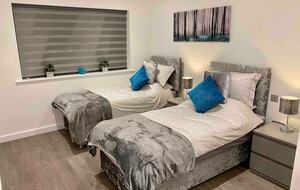 A Contemporary Glasshouse on Rudyard Lake - Rushton Spencer, United Kingdom