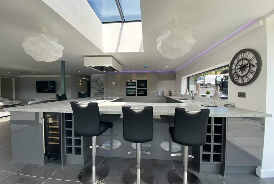 A Contemporary Glasshouse on Rudyard Lake - Rushton Spencer, United Kingdom