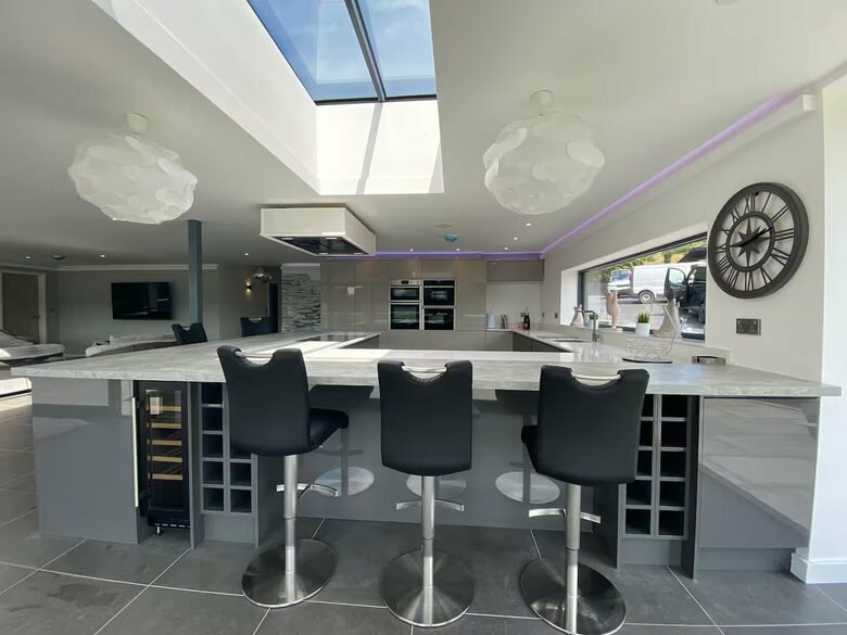 A Contemporary Glasshouse on Rudyard Lake - Rushton Spencer, United Kingdom