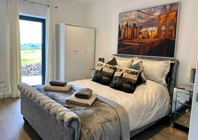 A Contemporary Glasshouse on Rudyard Lake - Rushton Spencer, United Kingdom