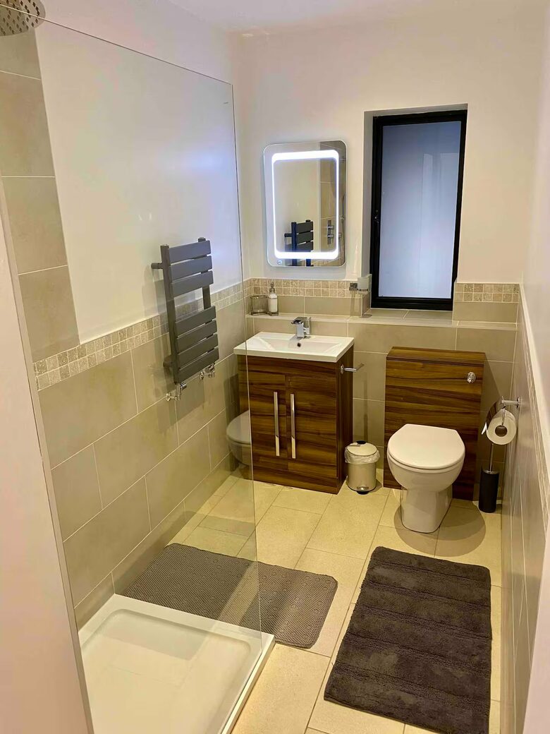 A Contemporary Glasshouse on Rudyard Lake - Rushton Spencer, United Kingdom