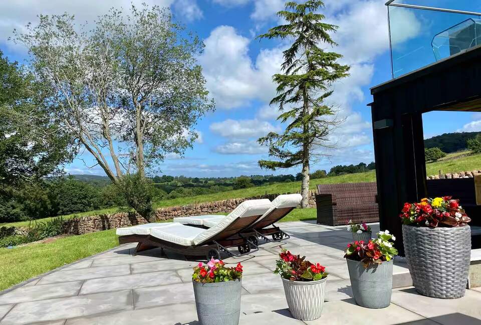 A Contemporary Glasshouse on Rudyard Lake - Rushton Spencer, United Kingdom