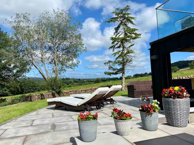 A Contemporary Glasshouse on Rudyard Lake - Rushton Spencer, United Kingdom