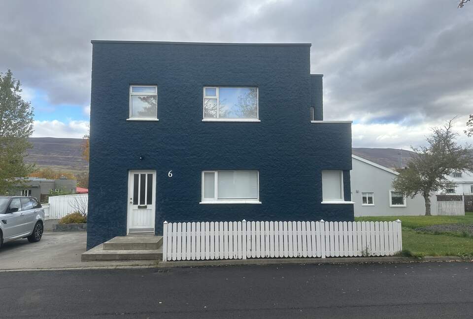 Inviting Town-Center residence With Cozy Lower Lounge - Akureyri, Iceland