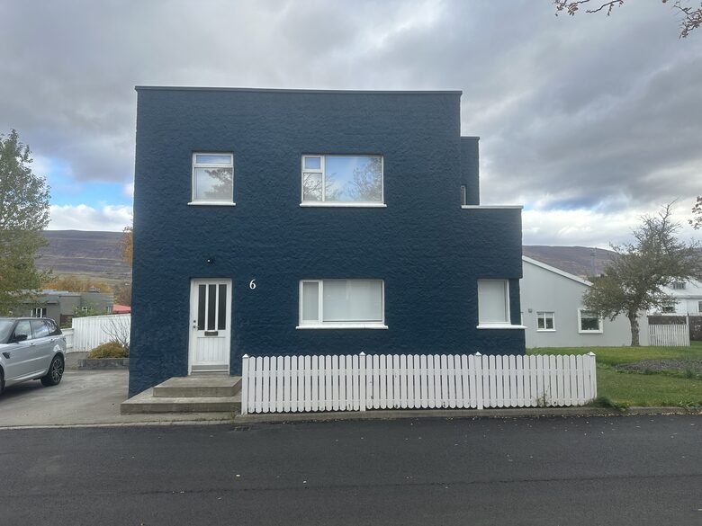 Inviting Town-Center residence With Cozy Lower Lounge - Akureyri, Iceland