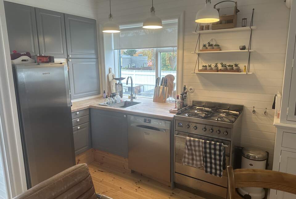 Inviting Town-Center residence With Cozy Lower Lounge - Akureyri, Iceland