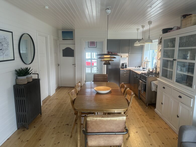 Inviting Town-Center residence With Cozy Lower Lounge - Akureyri, Iceland