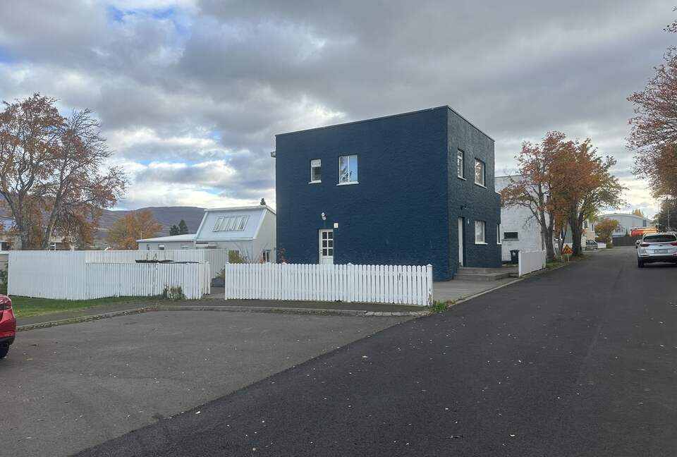 Inviting Town-Center residence With Cozy Lower Lounge - Akureyri, Iceland