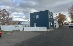 Inviting Town-Center residence With Cozy Lower Lounge - Akureyri, Iceland