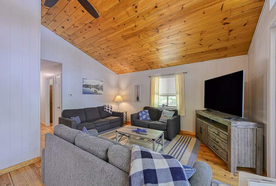 Lake Anna Cabin with Private Dock & Views - Mineral, Virginia