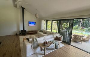 Stylish Queensland Hideaway near Noosa Beaches - Tinbeerwah, Australia