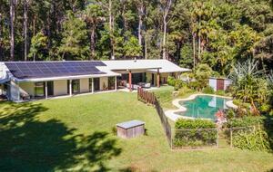 Stylish Queensland Hideaway near Noosa Beaches - Tinbeerwah, Australia