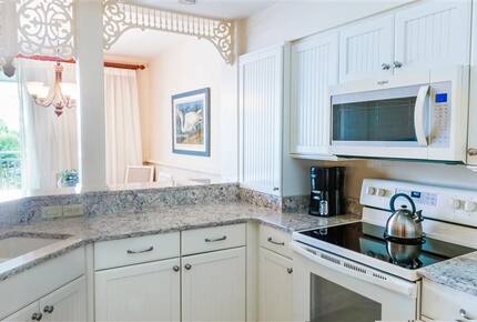 Tranquil Oceanfront Island Escape with Resort Amenities - Sanibel Island, Florida