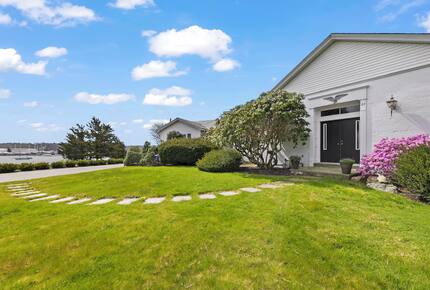 Oceanfront Handy Point Home with Panoramic Views - Pocasset, Massachusetts