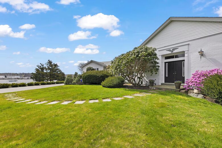 Oceanfront Handy Point Home with Panoramic Views - Pocasset, Massachusetts