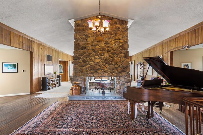 Oceanfront Handy Point Home with Panoramic Views - Pocasset, Massachusetts