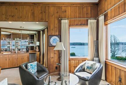 Oceanfront Handy Point Home with Panoramic Views - Pocasset, Massachusetts
