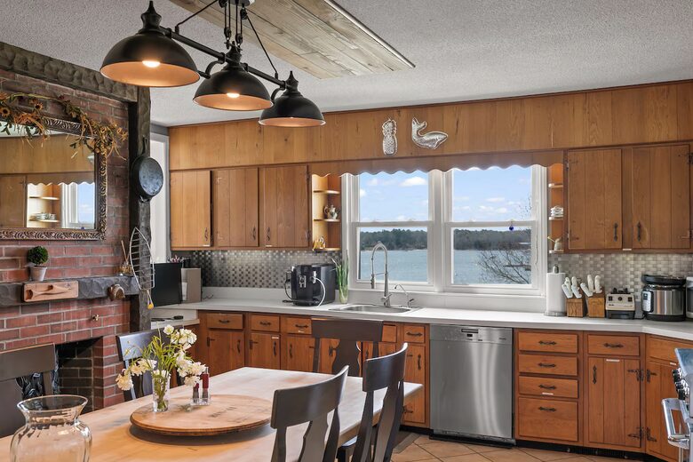 Oceanfront Handy Point Home with Panoramic Views - Pocasset, Massachusetts