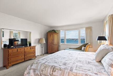 Oceanfront Handy Point Home with Panoramic Views - Pocasset, Massachusetts